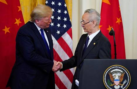 Yhdysvaltojen presidentti Donald Trump ja Kiinan varapääministeri Liu He maiden välisen kauppasopimuksen allekirjoitustilaisuudessa Valkoisessa talossa keskiviikkona.