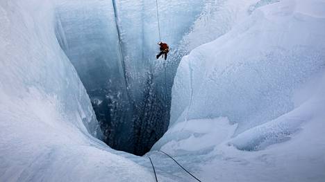 Grönlannissa kuvatussa tiededokumentissa tutkijat laskeutuvat noin 180 metriä syvään jäätikkökaivoon ja yrittävät selvittää sulamisveden vaikutusta mannerjäätikön liikkumiseen.