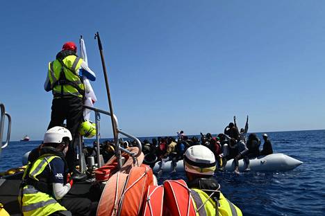Kansainvälisen Punaisen Ristin ja SOS Méditerranée -järjestön alukselle evakuoitiin toukokuussa täysiin veneisiin ahdettuja ihmisiä Libyan rannikon edustalta kansainvälisiltä vesiltä. Evakuoitujen joukossa oli kuusi raskaana olevaa naista, useita lapsia ja kolmikuukautinen vauva.