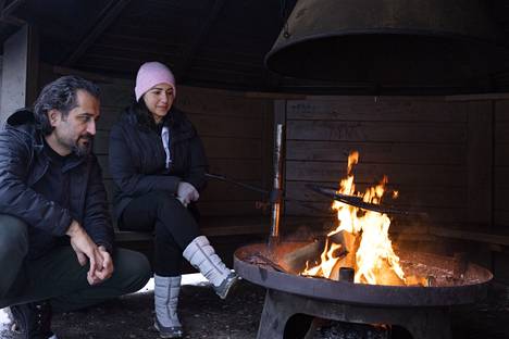 Mustafa Sener  ja vaimonsa Cigdem Sener lämmittelivät  nuotiolla Oittaalla Espoossa. 