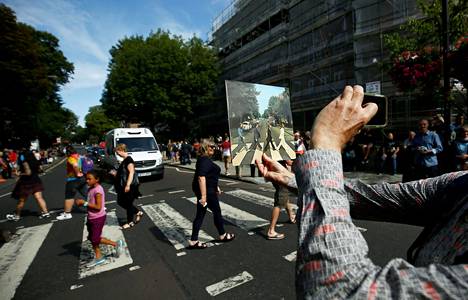 Valokuvassa näkyy alkuperäinen ikoninen kuva Abbey Roadista.