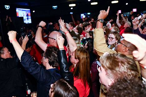 Albanesen kannattajat tuulettivat tulostilanteen julkistuksen jälkeen Sydneyssä lauantaina. 