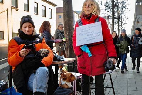 Фрида Гульдстранд присматривала за собакой украинской женщины, пока та стояла в очереди. Медсестра Анн Линдберг консультировала людей.