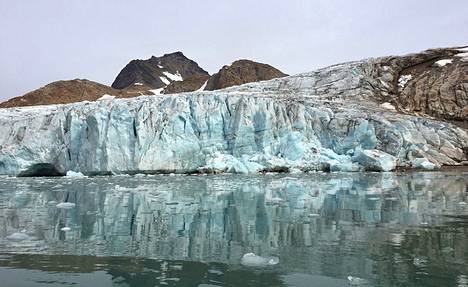 Grönlannin jäätiköiden sulamisvauhti on kiihtynyt maapallon lämpenemisen seurauksena. Kuvassa Apusiaajikin jäätikön reunaa meren rannalla Kaakkois-Grönlannissa.