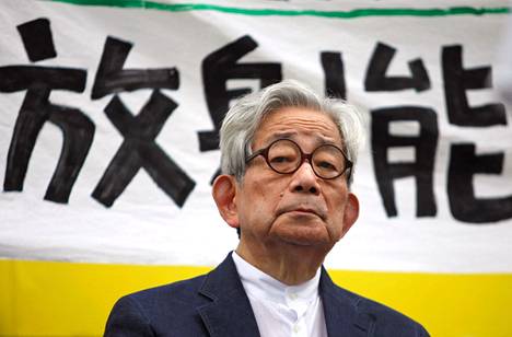 Kenzaburō Ōe ydinvoimaa vastustavassa mielenosoituksessa Tokiossa syyskuussa 2011.