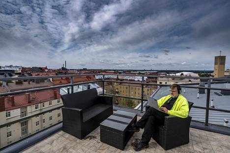 Juha Krapinojan kattoterassi sijaitsee talon seitsemännessä kerroksessa. Vanha kerrostalo on valmiiksi mäen päällä, joten näkymät Helsingin ylle ovat upeat.