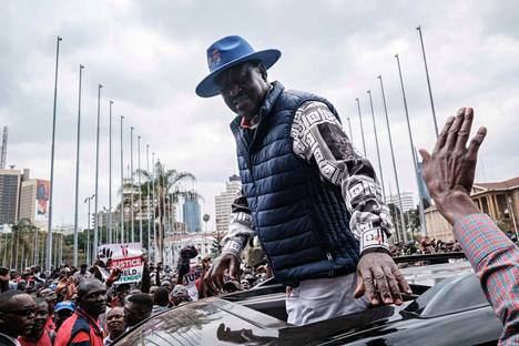 Presidentinvaalit hävinnyt oppositiojohtaja Raila Odinga tervehti kannattajiaan 22. elokuuta matkalla tiedotustilaisuuteen Nairobissa.