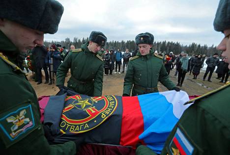 Sotilasakatemian kadetit peittelivät sodassa kaatuneen Wagner-sotilaan arkun Venäjän ja Wagner-joukkojen lipuilla jouluaattona Valkeasaaren hautausmaalla Pietarissa.