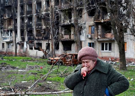 Mariupolin asukas Tamara, 71, itki tuhotun asuintalon edustalla tiistaina.