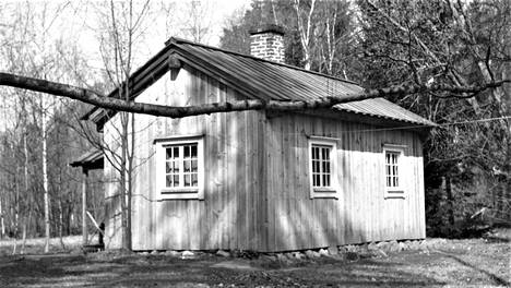 Mökki, jossa kirjailijamestari Aleksis Kivi 100 vuotta sitten kuoli, yllättää vierailijan pienuudellaan.