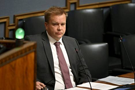 Puolustusministeri Antti Kaikkonen (kesk) osallistui eduskunnan täysistuntoon tiistaina.