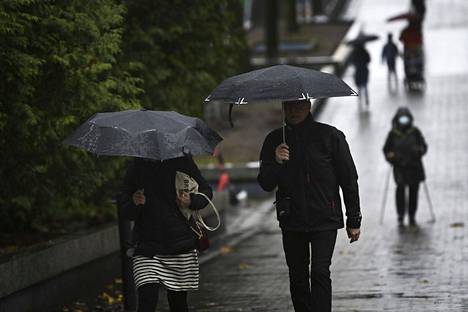 Jalankulkijoita sateisessa säässä Helsingissä lauantaina.