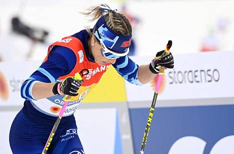 Riitta-Liisa Roponen hiihti kolmannen osuuden viestissä.