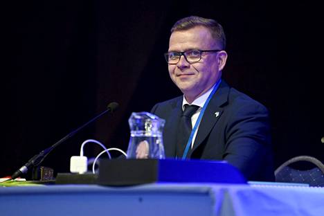 Kokoomuksen puheenjohtaja Petteri Orpo valittiin neljännelle kaudelleen puolueen johdossa puoluekokouksessa Kalajoella lauantaina.
