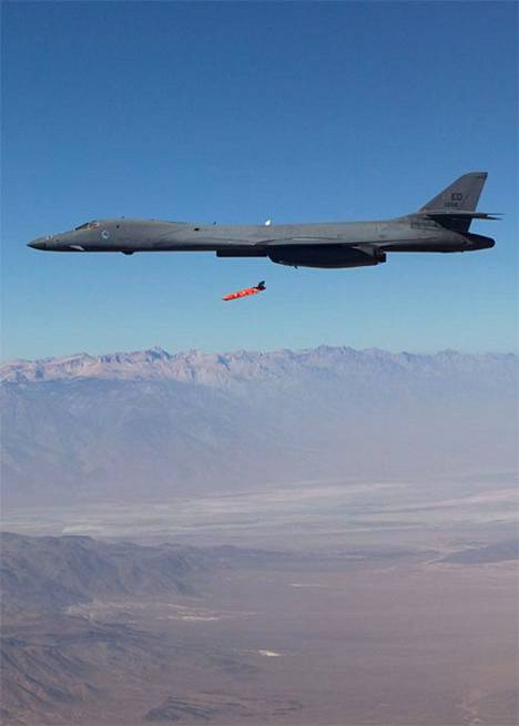 Yhdysvaltain ilmavoimien B-1B -pommikone, jonkalaisten Venäjä väitti yrittäneen ylittää sen rajan tiistaina.