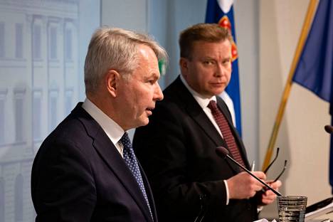 Ulkoministeri Pekka Haavisto (vihr) ja Antti Kaikkonen (kesk) puhuivat turvallisuuspoliittista selontekoa käsittelevässä tiedotustilaisuudessa keskiviikkona.