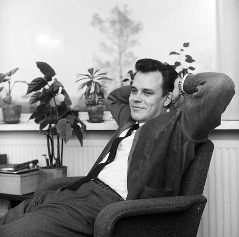 Iskelmämusiikin säveltäjä, sanoittaja ja muusikko Kari Tuomisaari vuonna 1961.
