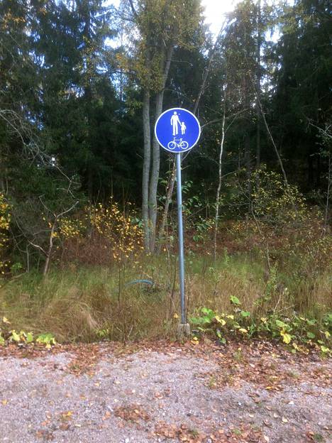 Keskellä espoolaista metsää on liikennemerkki, jossa ei ole mitään järkeä –  Anssi Mattila löysi sen ulkoillessaan ja nauroi ääneen - Espoo 