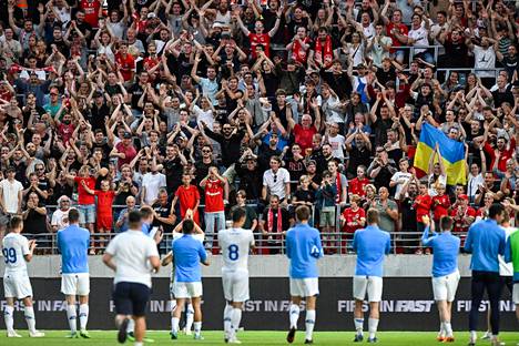 Kiovalaisjoukkueen pelaajat saivat kannustavan vastaanoton 15. heinäkuuta Antwerpenin faneilta. Toisin kävi  turkkilaisen Fenerbachen kannustajien kanssa.