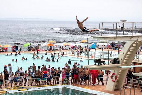 Ihmiset viettivät aikaa uima-altailla Etelä-Afrikan pääkaupungissa Kapkaupungissa tammikuun 2022 alussa. 