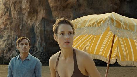 Guy (Gael García Bernal) ja Prisca (Vicky Krieps) lähtevät lomalle tropiikkiin.