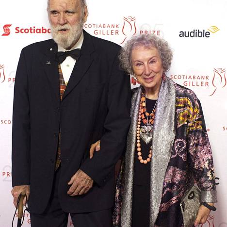 Margaret Atwood puolisonsa Graeme Gibsonin kanssa kirjallisuuspalkintogaalassa Torontossa marraskuussa 2018. Gibson kuoli vajaata vuotta myöhemmin.