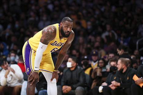 Los Angeles Lakersin LeBron James loukkasi nilkkansa kotiottelussa Phoenixia vastaan.