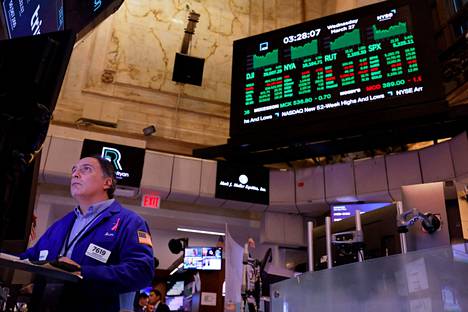 Osakkeiden välittäjä seurasivat perjantaina markkinoiden kehittymistä New Yorkin pörssissä.