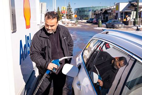 Kurt Güngör tankkasi taksiinsa Adblueta Herttoniemen Shellillä. Venäjän vastaiset talouspakotteet ovat johtaneet pulaan dieselautojen vaatimasta Adblue-lisäaineesta.