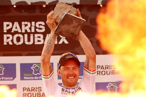 Sonny Colbrelli tuuletti Pariisi–Roubaix-ajon eli Pohjoisen helvetin voittoa lokakuussa 2021.