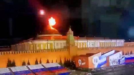 Kuvakaappaus Ostorožno novostin Reutersille välittämästä videosta. Videolla näkyy räjähdys Kremlin kupolin yllä toukokuun alussa.