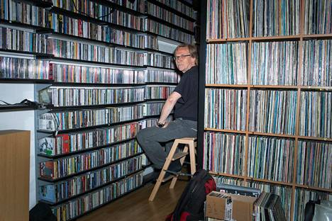 Meteorologi Pertti Nurmella on valtava blueskokoelma: 12000 bluesalbumia, 2000 singleä ja savikiekkoa ja hyllymetreittäin bluesiin liittyviä lehtiä ja kirjoja.