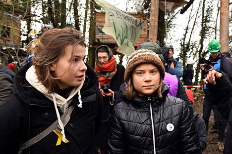 Ruotsalainen ilmastoaktivisti Greta Thunberg (oikealla) Lützerathissa perjantaina.