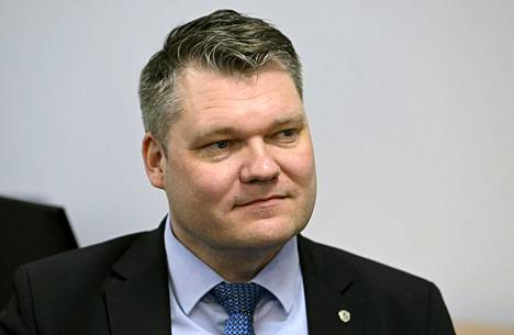 Puolustusministerinä toimii tällä hetkellä keskustan Mikko Savola.