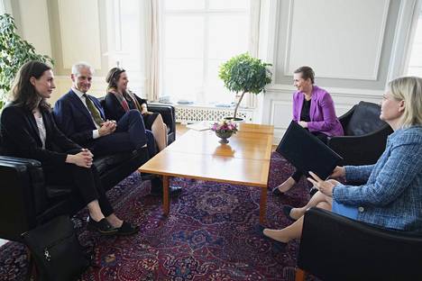 Pohjoismaiden pääministerit Sanna Marin, Jonas Gahr Støre, Katrín Jakobsdóttir, Mette Frederiksen ja Magdalena Andersson tapasivat keskiviikkona Kööpenhaminassa. 