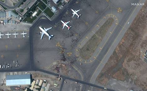 Lentokoneita Kabulin lentokentällä maanantaina 16. elokuuta.