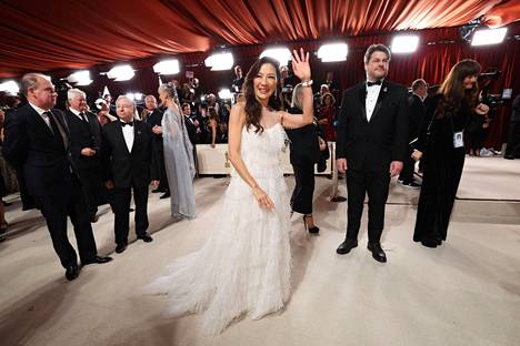 11 Oscar-ehdokkutta keränneen Everything Everywhere All at Oncen päätähti Michelle Yeoh gaalan ”punaisella matolla”, joka olikin tänä vuonna samppanjanvärinen. 