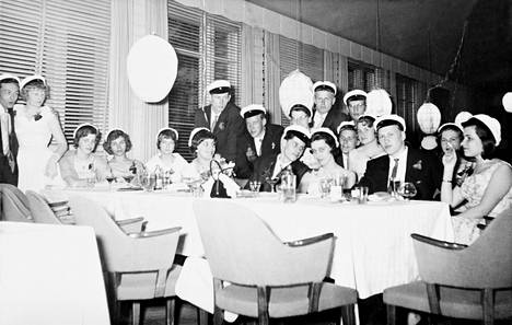 Helsingin Uuden yhteiskoulun uudet ylioppilaat lakkiaispäivällisellä ravintola White Ladyssa vuonna 1957.