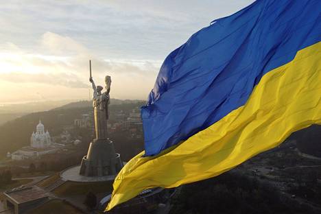 Ukraina taistelee Venäjän imperialismia vastaan. Tarina Ukrainan kansallisvaltiosta on arvokkaampi kuin Venäjän imperiumi. Kuvassa Ukrainan suurin kansallislippu Kiovassa joulukuussa 2021.