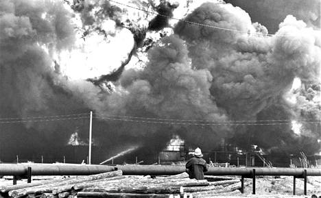 Kokkolan suurpaloalueen savupilvet peittivät kokonaan Ykspihlajan öljysataman. Palomiehillä ei ollut menemistä leimuavien bensiinisäiliöiden keskelle.