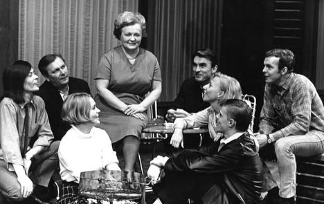 Vuonna 1967 Loiri näytteli Helsingin kaupunginteatterissa Aurinkomatka-näytelmässä. Kuvassa vasemmalta esityksen miehityksestä Jyrki Nousiainen, Leo Jokela, Marjatta Raita, näytelmän kirjoittanut Eila Pennanen sekä näyttelijät Ismo Kallio, Eira Karén, Loiri ja Arto Tuominen.