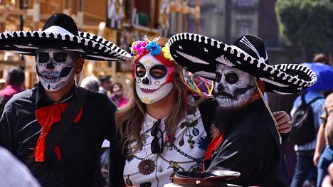 Méxicon kadut täyttyvät värikkäistä asuista Kuolleiden päivän paraatissa, suora lähetys käynnissä