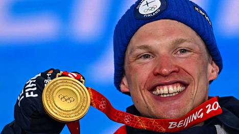 Iivo Niskanen on saanut juhlia Pekingin olympialaisissa jo kolmea mitalia. Kuva on suomalaisen voittaman 15 kilometrin kisan palkintoseremonioista.