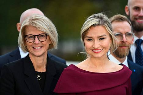 Ruotsin valtiovarainministeri Elisabeth Svantesson ja Ruotsin energia- ja elinkeinoministeri Ebba Busch uuden hallituksen ryhmäkuvassa.