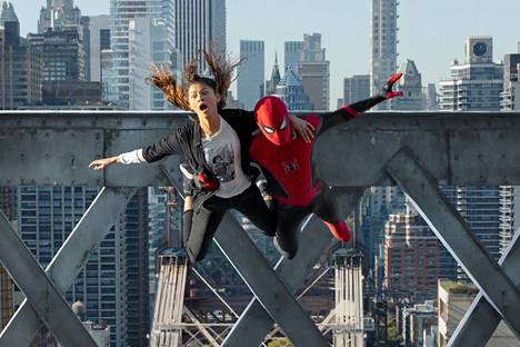 Zendaya ja Tom Holland pakenevat Spider-Manin saamaa julkisuusryöpytystä elokuvassa Spider-Man: No Way Home