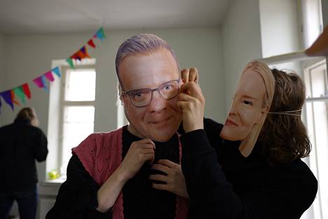 Some of the usurpers covered their faces with the masks of Prime Minister Petteri Orpo and Finance Minister Riikka Purra.