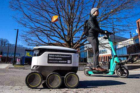 Tavarankuljetusrobotit havainnoivat ympäristöään erilaisilla antureilla ja kameroilla ja väistävät muita liikkujia.