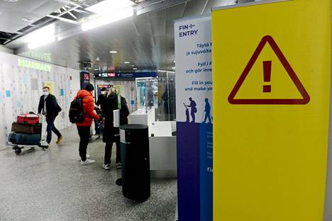 Suomessa ei ole toistaiseksi havaittu koronaviruksen omikronmuunnosta. Matkustajia Helsinki-Vantaan lentoasemalla 28. marraskuuta.