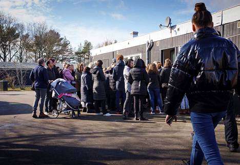 Ukrainasta paenneet ihmiset jonottivat pakolaiskeskuksen alueella Pohjois-Jyllannnin Dokkedalissa 15. maaliskuuta.