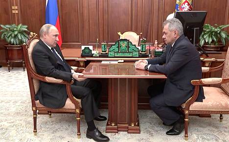 Vladimir Putin torstaina tv-kameroiden taltioimassa tapaamisessaan puolustusministeri Sergei Šoigun kanssa. Putinin mukaan Mariupol oli vapautettu.